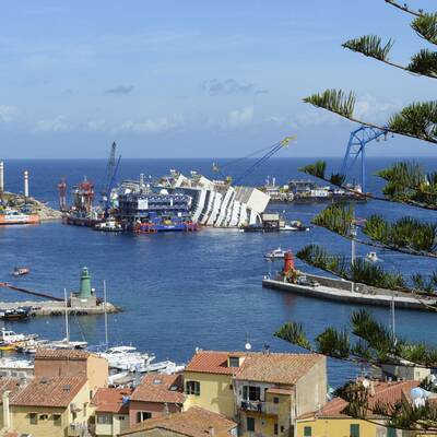  Der Rumpf konnte etwas mehr als ein Meter bereits aufgerichtet werden.