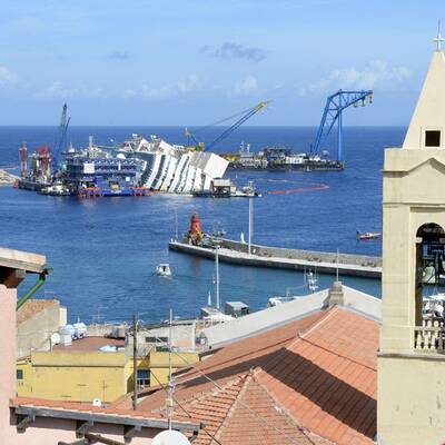  Der Rumpf konnte etwas mehr als ein Meter bereits aufgerichtet werden.