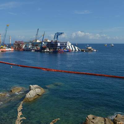  Der Rumpf konnte etwas mehr als ein Meter bereits aufgerichtet werden.