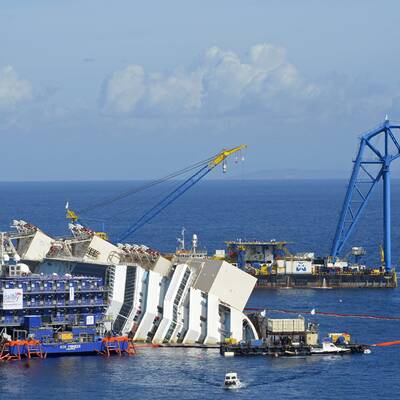  Der Rumpf konnte etwas mehr als ein Meter bereits aufgerichtet werden.