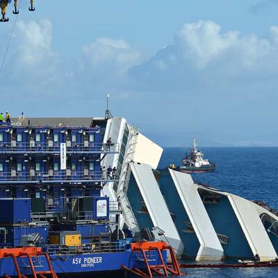  Der Rumpf konnte etwas mehr als ein Meter bereits aufgerichtet werden.