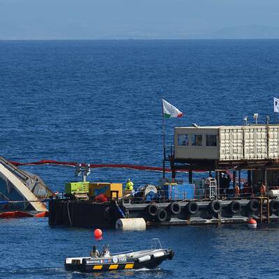  Der Rumpf konnte etwas mehr als ein Meter bereits aufgerichtet werden.