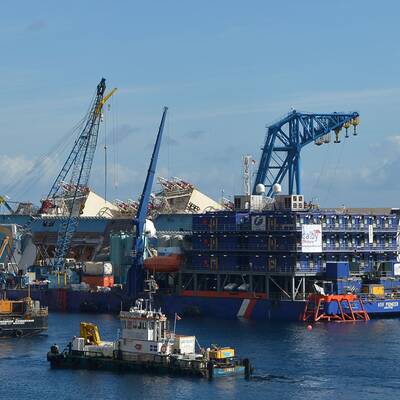  Der Rumpf konnte etwas mehr als ein Meter bereits aufgerichtet werden.