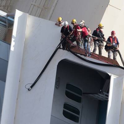  Der Rumpf konnte etwas mehr als ein Meter bereits aufgerichtet werden.