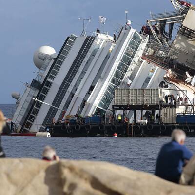  Der Rumpf konnte etwas mehr als ein Meter bereits aufgerichtet werden.