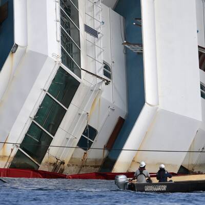  Der Rumpf konnte etwas mehr als ein Meter bereits aufgerichtet werden.