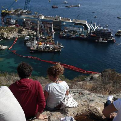  Der Rumpf konnte etwas mehr als ein Meter bereits aufgerichtet werden.