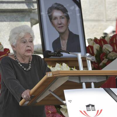 Der Sarg wird aus dem Hohen Haus gebracht