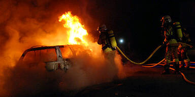 Abgestelltes Unfallfahrzeug ging in Flammen auf