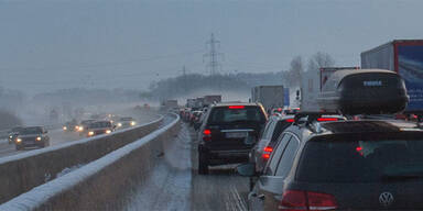 Westautobahn nach Unfallserie gesperrt 