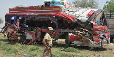Reisebus kracht in Traktor - 42 Tote 