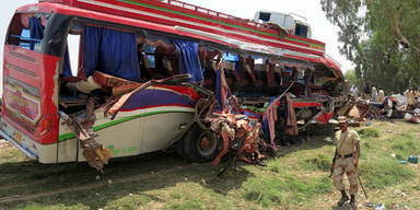 Reisebus kracht in Traktor - 42 Tote 
