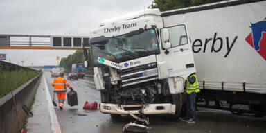 Lkw-Crash legt A1 bei Ansfelden lahm