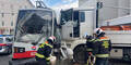 Lkw kracht in Straßenbahn: Vier Verletzte