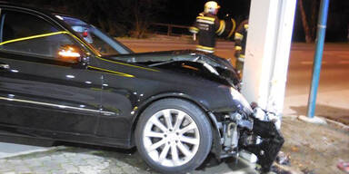 PKW prallte gegen Tankstellen-S&auml;ule