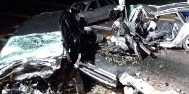 Zwei Autos crashen frontal: Vier Tote