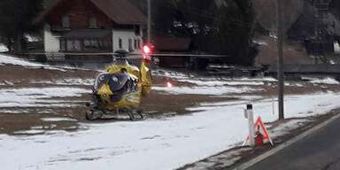 Auto crasht in Baum: Anrainer retten Kleinkind