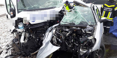Pkw-Lenkerin crasht in Klein-Transporter - tot
