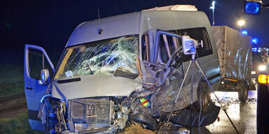 Pkw kollidiert mit Kleinbus: Mehrere Verletzte