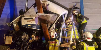 Stau-Chaos auf Tangente | Klein-Lkw-Lenker stirbt bei Horror-Crash