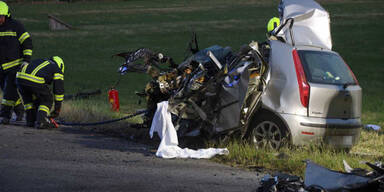 Pkw-Lenkerin crasht frontal in Lkw &ndash; 36-J&auml;hrige tot