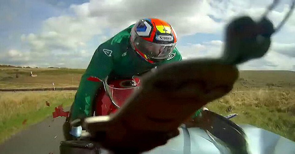 Schock-Video zeigt Biker-Crash mit Auto