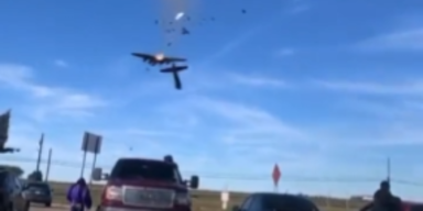 Crash zwischen Weltkriegsbomber und Jagdflugzeug