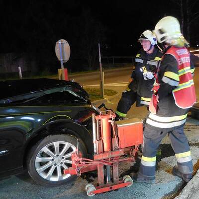Ein PKW prallte gegen Säule einer Tankstelle.