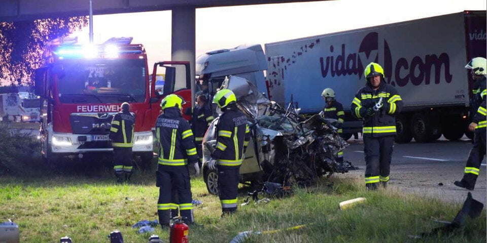 Pkw-Lenkerin crasht frontal in Lkw – 36-Jährige tot