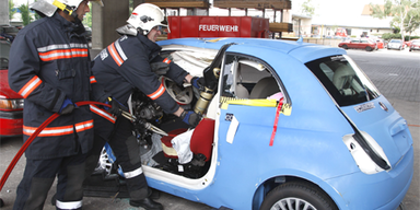 Unfallopfer aus Neuwagen schwer zu bergen