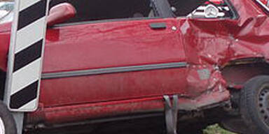 Zug rast in Pkw - eine Verletzte