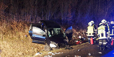 A21: Horror-Crash mit überbesetztem Pkw