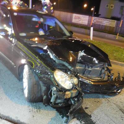 Ein PKW prallte gegen Säule einer Tankstelle.