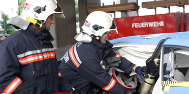 Unfallopfer aus Neuwagen schwer zu bergen