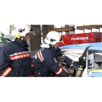 Unfallopfer aus Neuwagen schwer zu bergen