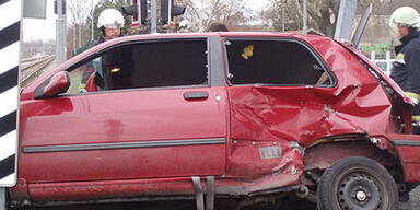 Zug rast in Pkw - eine Verletzte