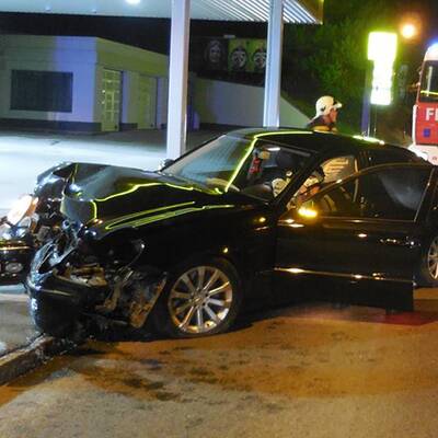 Ein PKW prallte gegen Säule einer Tankstelle.
