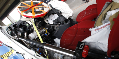 Unfallopfer aus Neuwagen schwer zu bergen