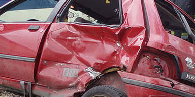 Zug rast in Pkw - eine Verletzte