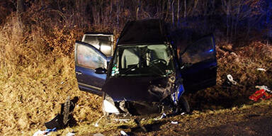 A21: Horror-Crash mit überbesetztem Pkw