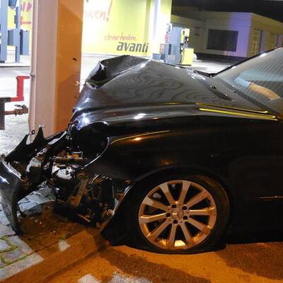 Ein PKW prallte gegen Säule einer Tankstelle.