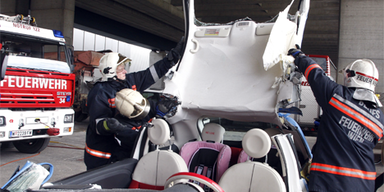 Unfallopfer aus Neuwagen schwer zu bergen