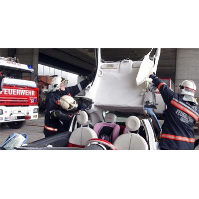 Unfallopfer aus Neuwagen schwer zu bergen
