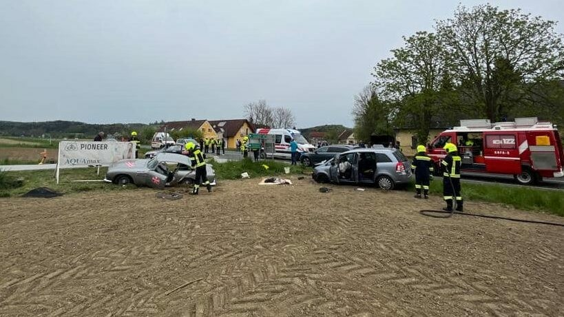 Crash bei Oldtimer Rennen