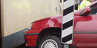 Zug rast in Pkw - eine Verletzte