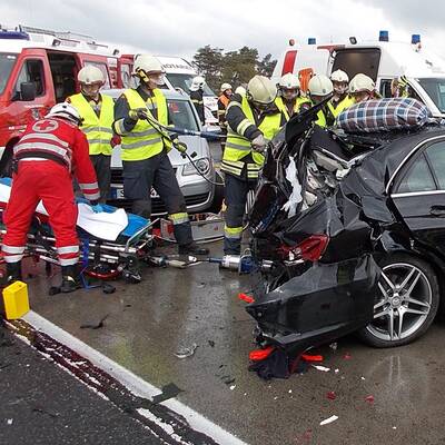 Etwa 50 Fahrzeuge rasten ineinander. 11 Menschen wurden verletzt.