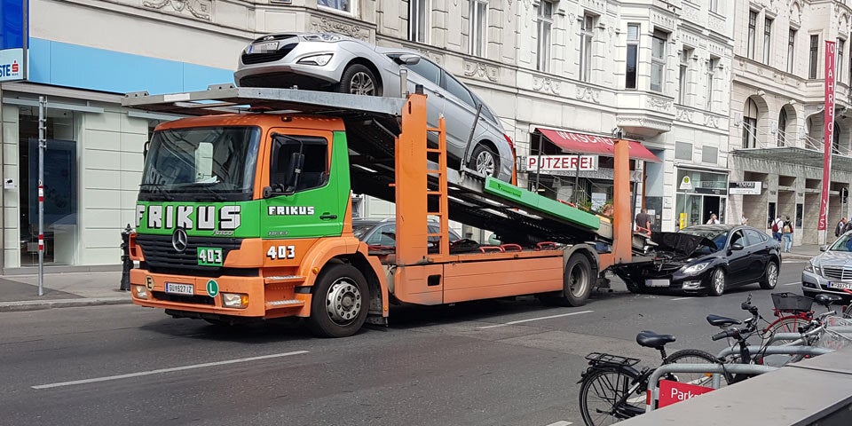 Spektakulärer Crash legt Wienzeile lahm