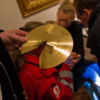 Bub steckte mit Finger in Schlagzeug fest