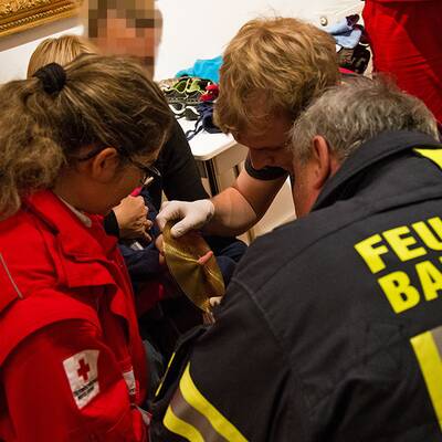 Bub steckte mit Finger in Schlagzeug fest