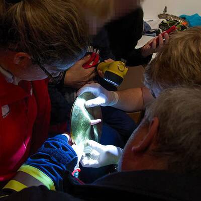 Bub steckte mit Finger in Schlagzeug fest